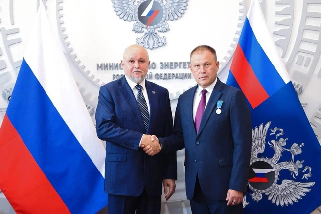 Глава области получил награду из рук предшественника | Источник: minenergo_official / Telegram