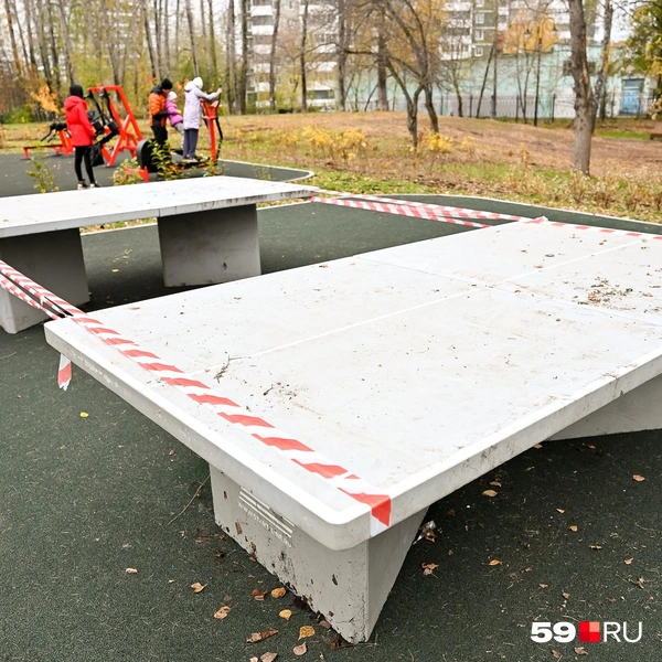 Столики для пинг-понга пока обвязаны оградительной лентой  | Источник: Василина Любимова / 59.RU