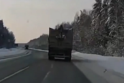 Governor Outraged as Waste from Garbage Truck Buries Cars Near Semenov