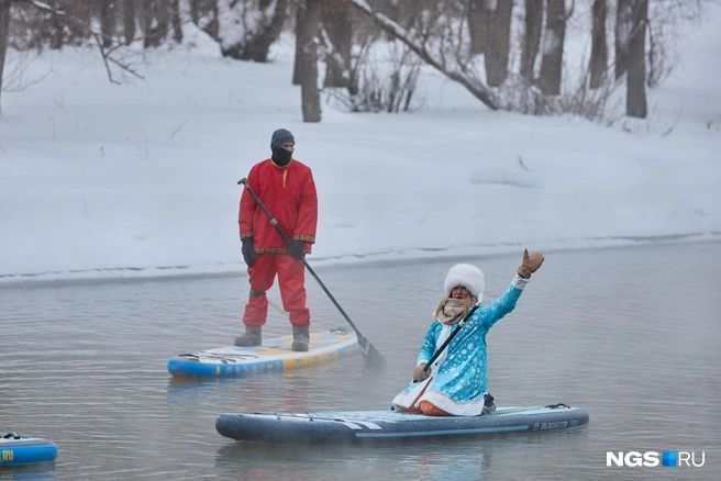 Алина впервые решила поплавать на сапсерфе  | Источник: Александр Ощепков / NGS.RU