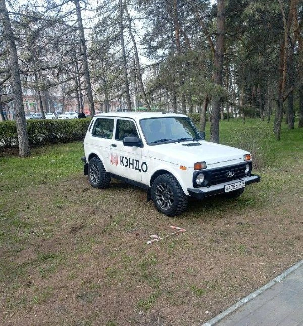 Сотрудники «Кэндо» сторожат газон около Алого Поля | Источник: читатель 74.RU