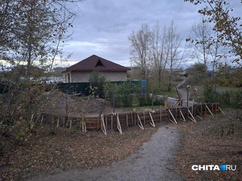 Так забор выглядел в октябре | Источник: очевидец 