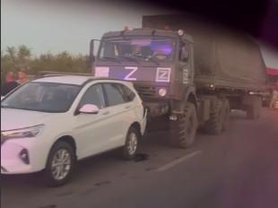 Под Волгоградом водитель Mercedes врезался в военный КАМАЗ с символикой «Z» — видео