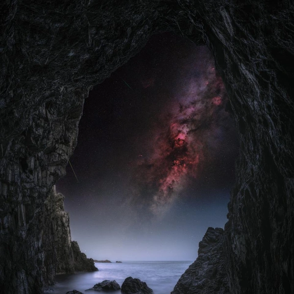 Фото Млечного Пути, сделанное из прибрежной пещеры | Источник: Yoshiki Abe / ZWO Astronomy Photographer of the Year 2025