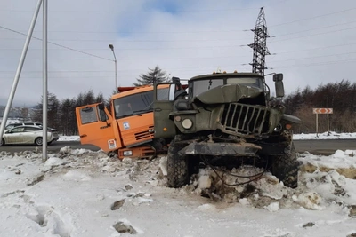 В Магадане грузовики столкнулись на Кожзаводской
