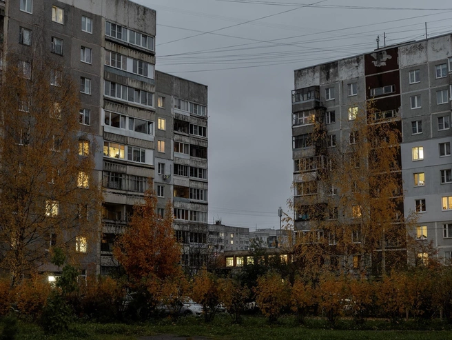 Чем темнее становится небо, тем ярче светятся окна многоэтажек | Источник: Александр Куренной / 76.RU