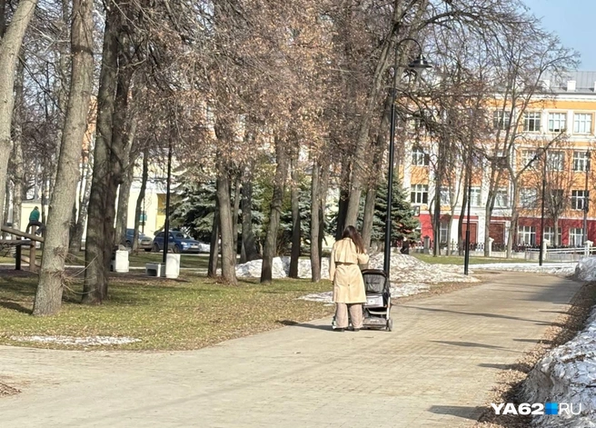 Сегодня в центр города выбрались мамы с колясками | Источник: Виктория Улитова / YA62.RU