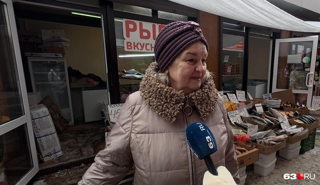 — На Новый год будет салат оливье, селедка под шубой, креветки, кальмары, семга, икра. Всё, что хотите, — перечисляет свое меню одна из прохожих | Источник: Алексей Ногинский / 63.RU