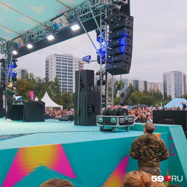 В перерывах между композициями DJ Smash общался с земляками | Источник: Тимофей Калмаков / 59.RU