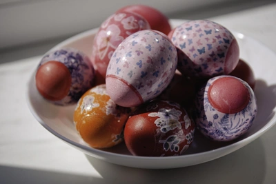 Красим пасхальные яйца: от луковой классики до голубых оттенков