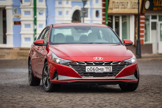 Фото №1 - Hyundai Elantra переходит в атаку на премиум