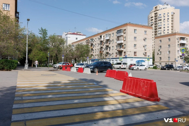 Пересечение с Советской перекрыто водоналивными пластиковыми блоками | Источник: Алексей Волхонский / V1.RU