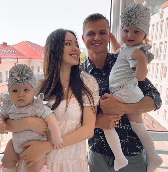 Дмитрий Тарасов выпроводил Анастасию Костенко с детьми в родной Сальск, а сам зажигает за границей