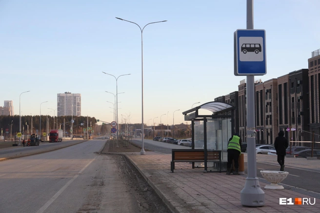 Новая автобусная остановка на участке между Парина и Ландау. Пока&nbsp;— недействующая | Источник: Владислав Лоншаков / E1.RU
