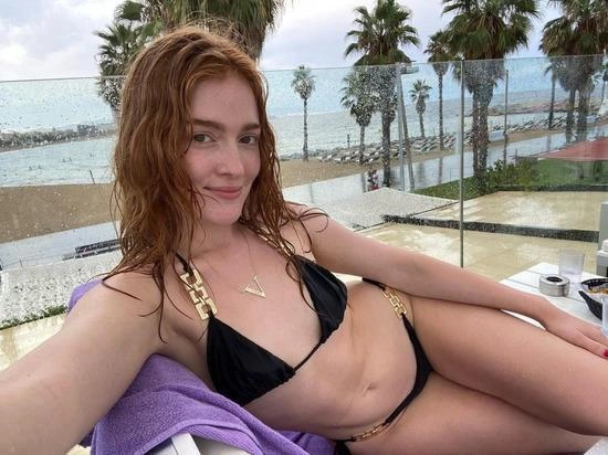 Источник: Jia Lissa возле бассейна