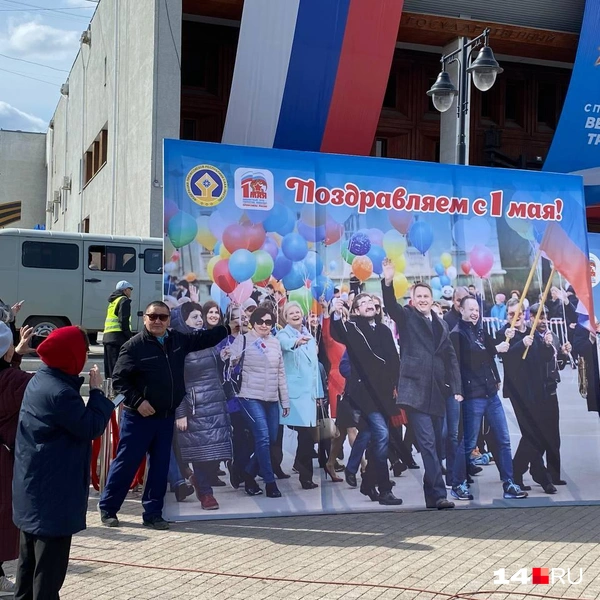 Этот мужчина решил, что раз парада нет, то хотя бы сфоткаться на фоне парада будет не лишним  | Источник: Надежда Ефимова / 14.RU