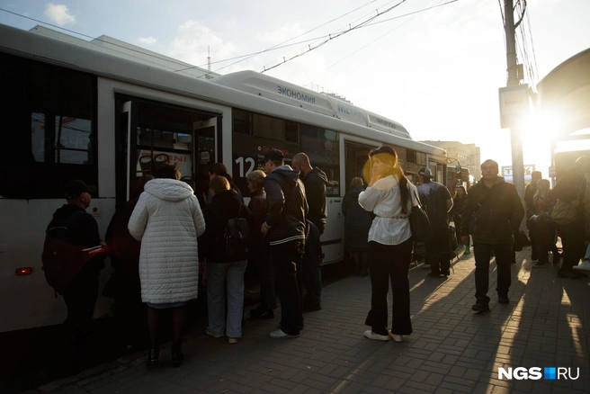 Через площадь Маркса ходят десятки автобусов  | Источник: Андрей Бортко / NGS.RU
