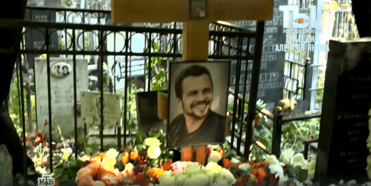 Мама плакала, жена успокаивала сына: Алексея Янина похоронили в семейном кругу
