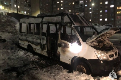 В Мурманске сгорел микроавтобус «Ивеко»