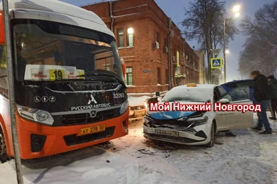 Автобус и такси столкнулись в Нижнем Новгороде