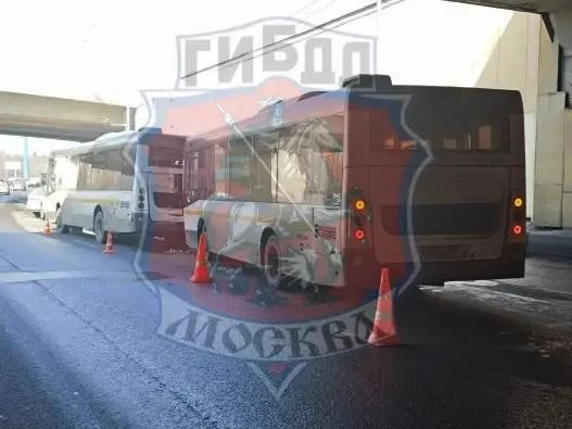 Один автобус въехал в «бампер» другому | Источник: Госавтоинспекция Москвы