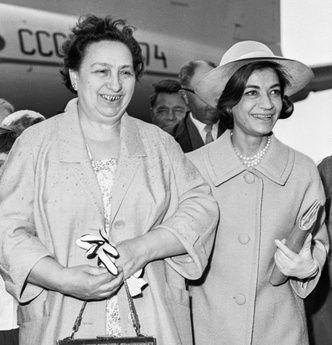 От Хрущевой до Путиной: как выглядели и одевались первые леди нашей страны