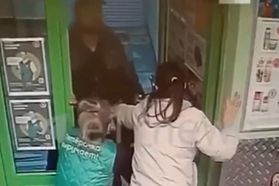 «Я вас резать буду»: вор избил сотрудниц и охрану