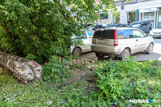 На улице Ноградской уже несколько лет валяются кирпичи, отдельная история — стертая изоляция труб | Источник: Александр Левчук / NGS42.RU