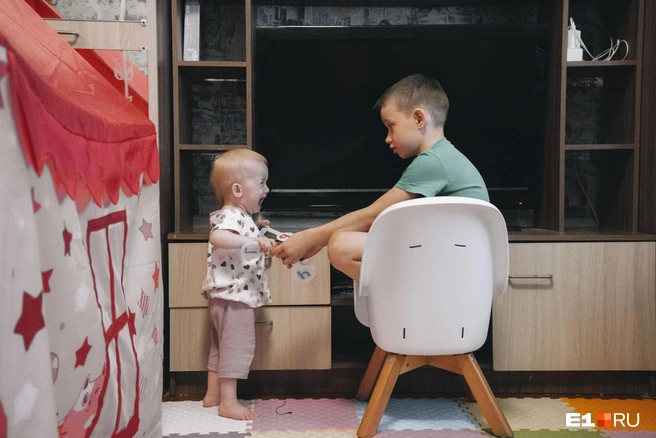 Братья помогают семье: играют и занимаются с младшими сестрами как умеют | Источник: Кирилл Кушнов / E1.RU