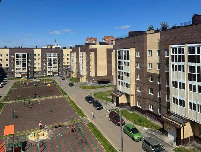 Обстановка на территории жилого комплекса уютная и располагающая к отдыху и комфортному времяпровождению | Источник: АО «Ярославльзаказчик»