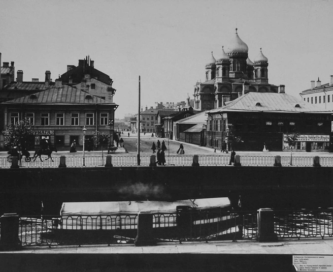 Вид с Екатерининского канала. Фото 1880-х гг. | Источник: Церковь во имя Воскресения Христова в Малой Коломне на Citywalls.ru