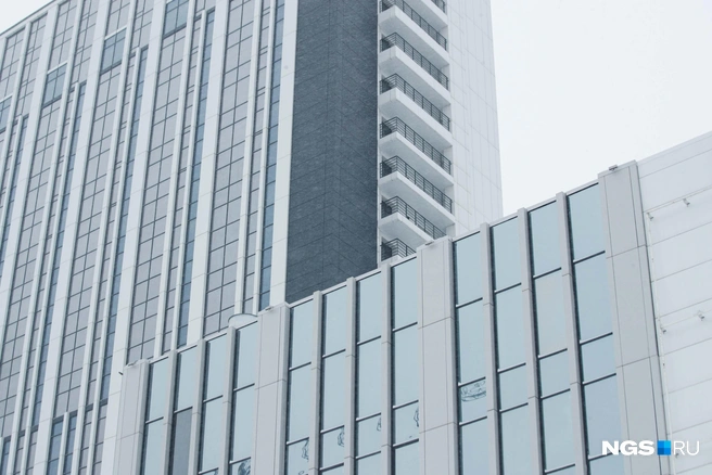 При реконструкции к зданию пристроили стилобатную часть  | Источник: Андрей Бортко / NGS.RU