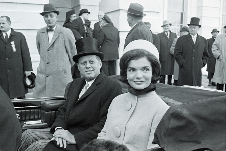 «Корона» Первой леди: как Жаклин Кеннеди сделала шляпы-таблетки трендом