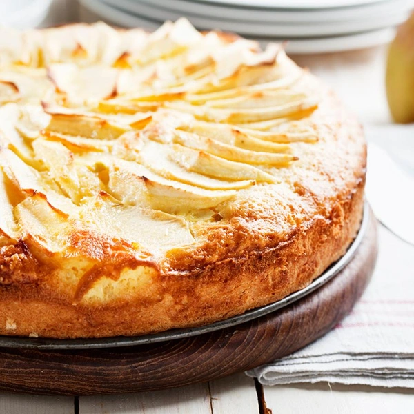 Нежный яблочный пирогЛегкий рецепт яблочного пирога, от которого будет в восторге вся семья — аромат вкусной выпечки будет стоять в квартире с самого утра.Полный рецепт нежного яблочного пирога читайте по ссылке.