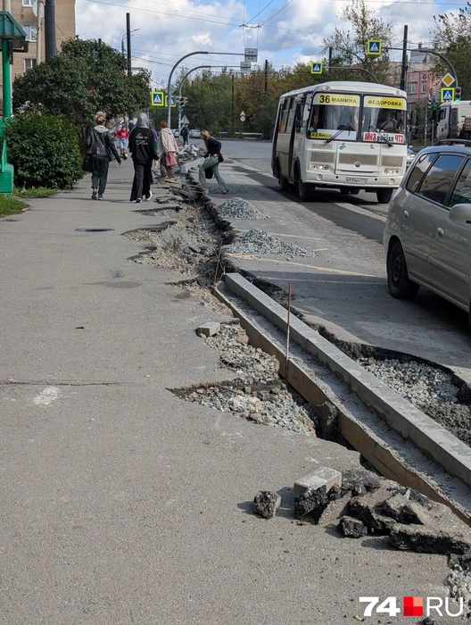Остановка превратилась в полосу препятствий | Источник: читатель 74.RU