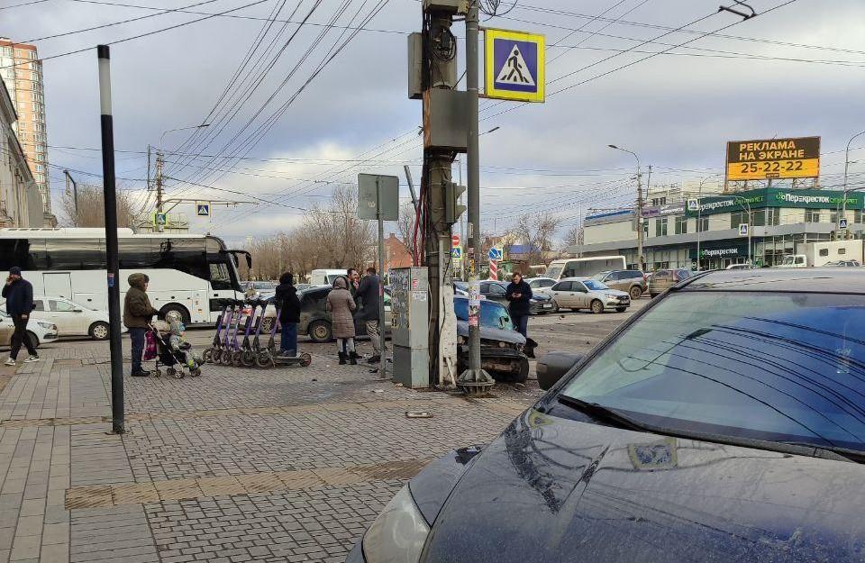 «Чуть людей не подавил»: жесткая авария в центре Волгограда попала на видео