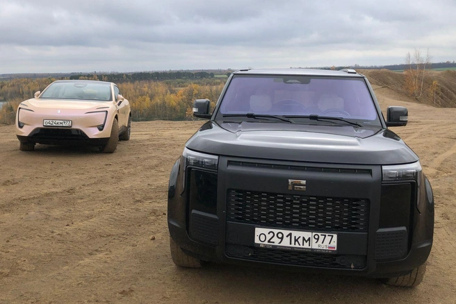 Электромобили типа Avatr 11 (на заднем плане) кажутся более естественным путем развития, особенно в самом Китае, где уже достаточно скоростных зарядных станций. Гибриды — это всегда компромисс | Источник: Артем Краснов