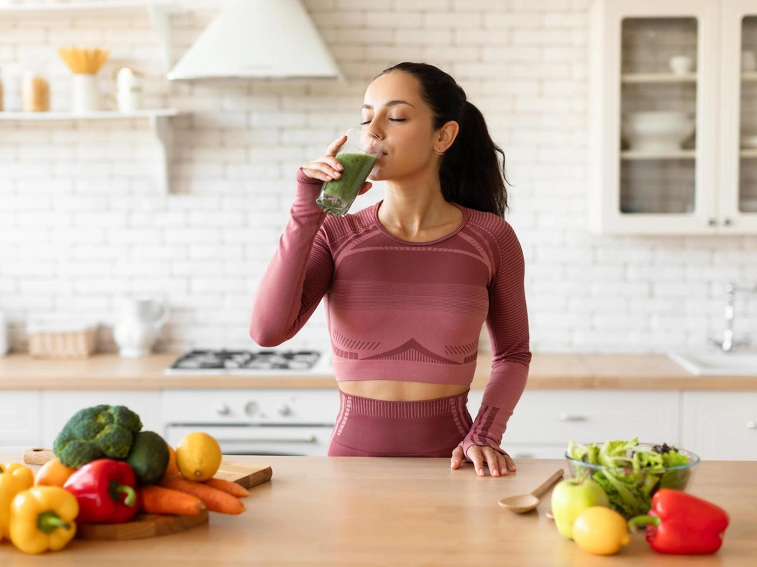 5 простых рецептов жиросжигающих смузи для похудения | marieclaire.ru