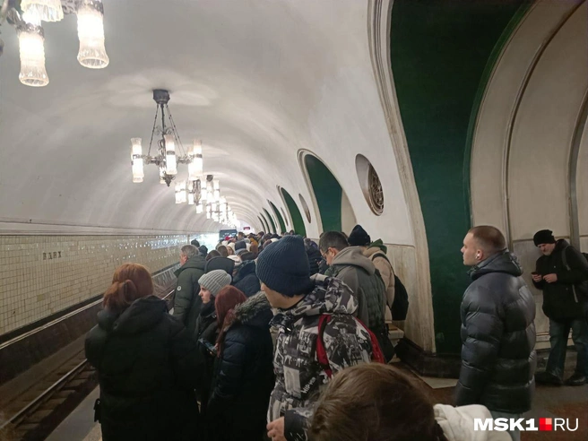 Такая обстановка была утром на станции «ВДНХ» | Источник: читатели MSK1.RU