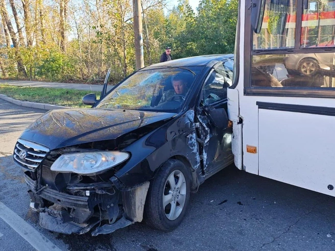Hyundai получил удар от автобуса | Источник: ИА «Ночные новости»