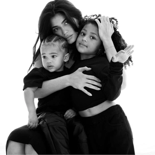 Дети Кайли Дженнер и Ким Кардашьян снялись в рекламе самых желанных кроссовок на планете