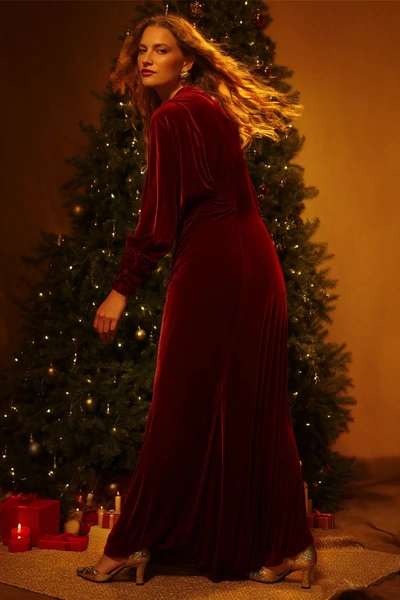 новогодний наряд 2026, что надеть на новый год 2026, какую одежду надеть на новый год 2026, какие цвета надевать на новый год 2026, новогодние образы 2026, Новый год 2026, Новый год 2026 какие цвета | Источник: theDay/higgsfield