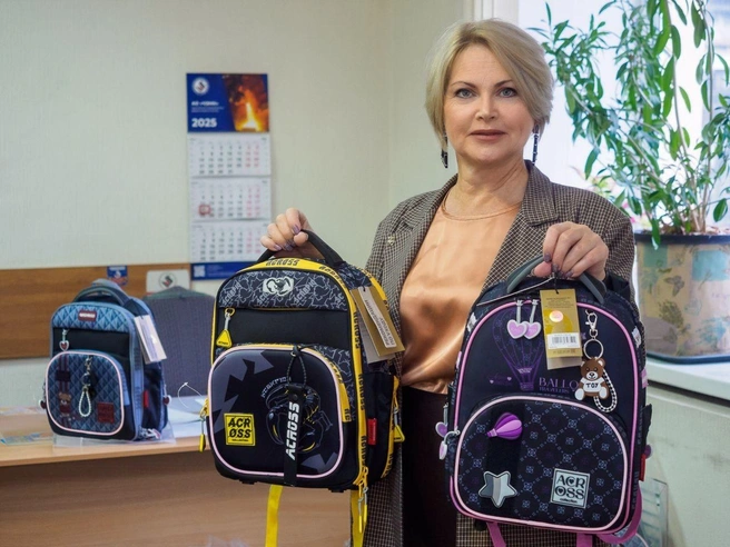 Школьный ранец для каждого первоклассника полностью укомплектован канцелярскими принадлежностями | Источник: пресс-служба ЧЭМК