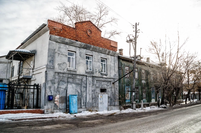 Здание по соседству тоже относится к фабрике. Это фото 2015 года | Источник: Тюмень до нашей эры / Vk.com