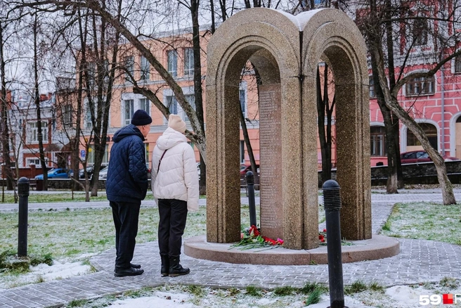 Памятник сделан из светло-желтого гранита в виде часовни | Источник: Тимофей Калмаков / 59.RU