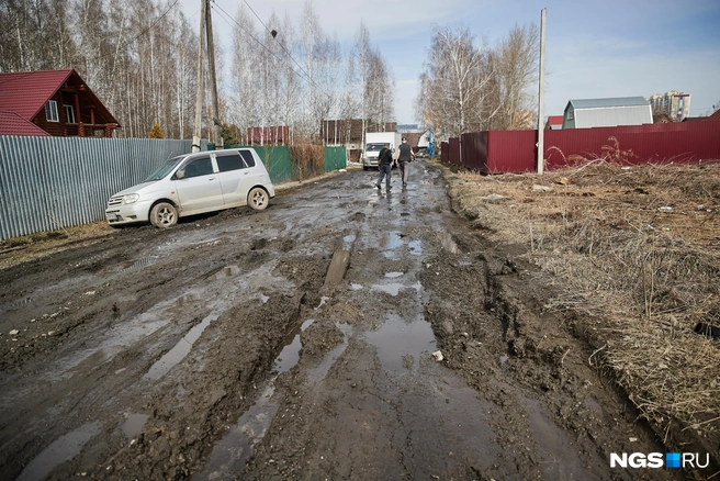 Весенняя распутица в этом году вышла какой-то особенно буйной. Грунтовки превратились в грязь, а там, где улицы засыпаны асфальтной крошкой, земля «гуляет» под ней | Источник: Александр Ощепков / NGS.ru