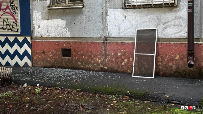 У людей повыбивало москитные сетки в ближайших домах | Источник: Никита Зырянов / 93.RU