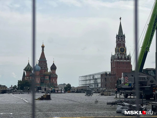 Пройти по Красной площади можно только вдоль ГУМа | Источник: Елена Халматова / MSK1.RU