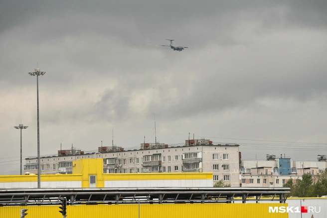 Самолет больше часа сжигал топливо в небе над Московской областью | Источник: Артём Устюжанин / MSK1.RU