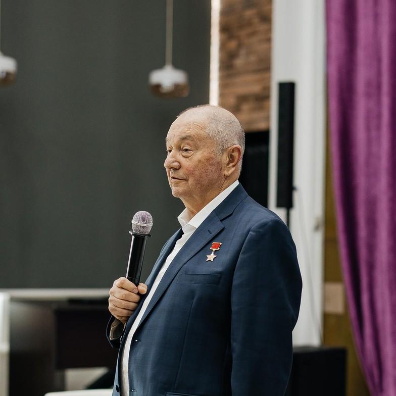 <p>Владимир Титов</p>